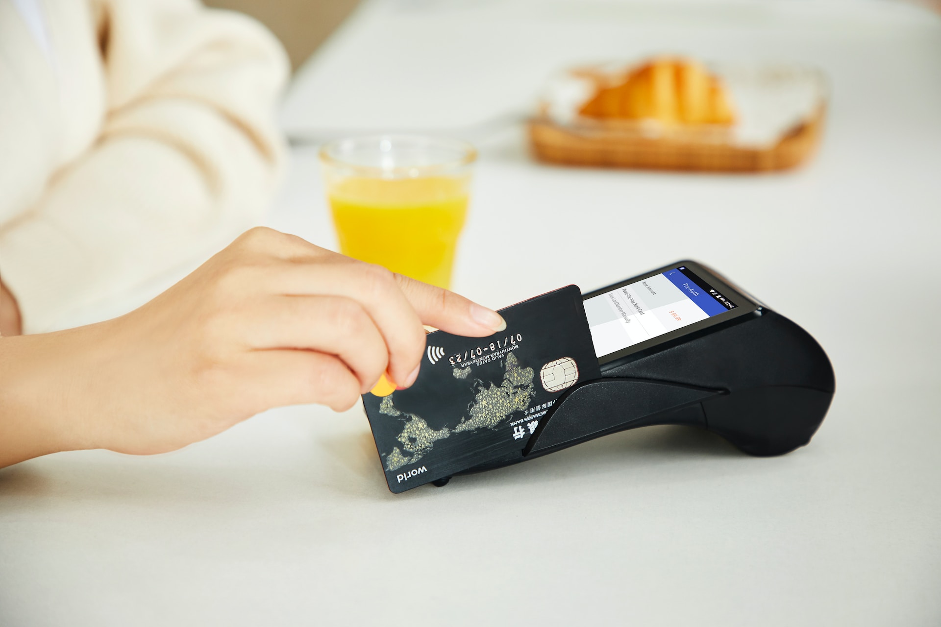 Använda Kreditkort Utomlands: Vad du Behöver Veta för att Undvika Extra Avgifter